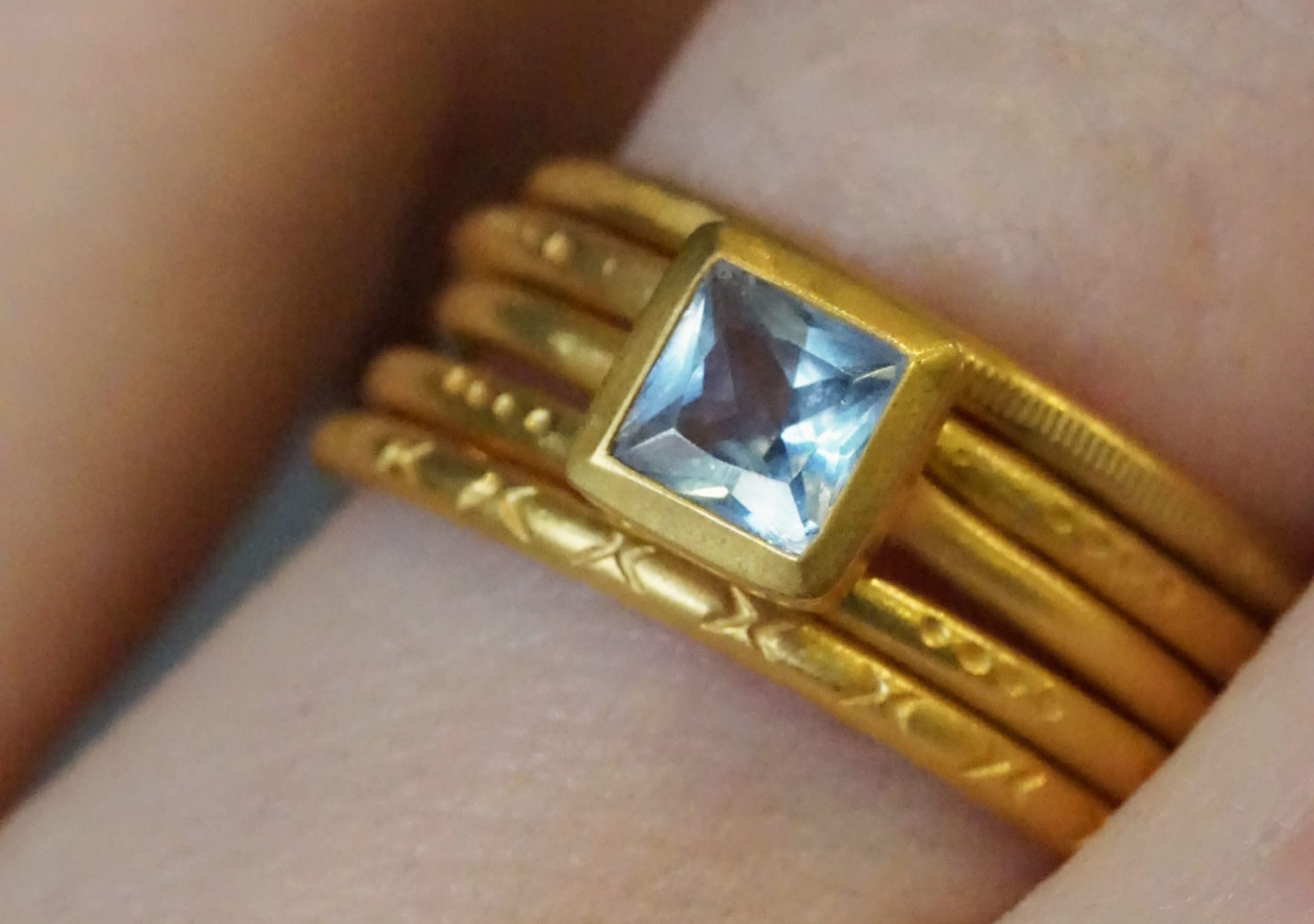 Yves Gratas Héritage artisan bijoutier paris marais 11ème métier d'art savoir-faire fait main or 18 carats pierre précieuse Charlotte Courault Anne Viel Brnak sur-mesure aigue-marine